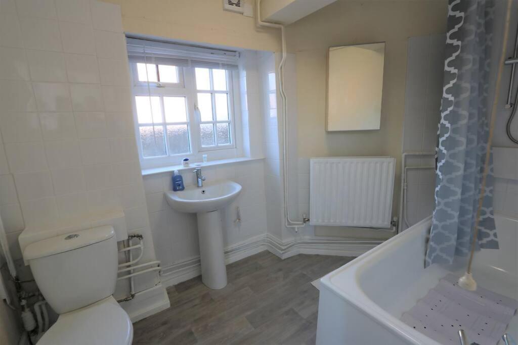 Flat 2 @ 28 Chilkwell Street Apartment *